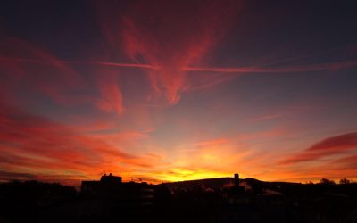 Sonnenaufgang mit farbenfrohem Himmel über dem Uetliberg